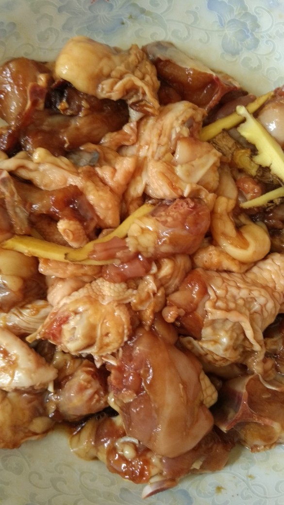 鸡肉香菇饭+南瓜枸杞汤,腌制半小时入味