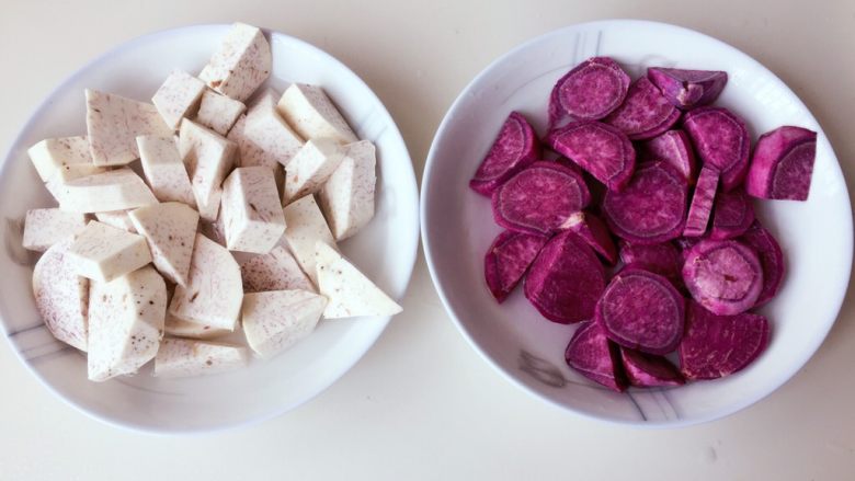 两色手感芋圆,荔浦芋头，紫薯洗干净后削皮切块分别放在两个盘子里（因为紫薯会掉色，所以要分两个盘子）