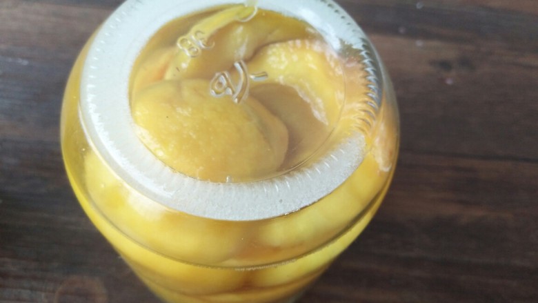 黄桃罐头,如果瓶底有没融化的糖，也不用管它，时间一长自己就化开了