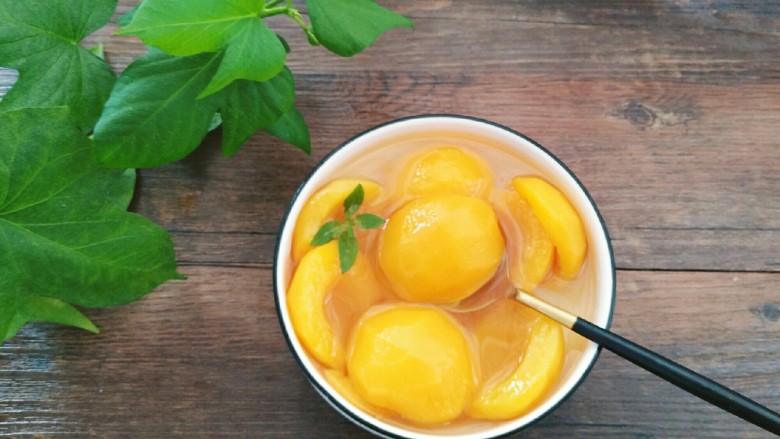黄桃罐头,刚做好的罐头味道一般，存放一段时间以后口感会更好。
