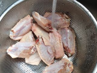 奥尔良烤翅,食材处理：鸡翅用水冲洗干净