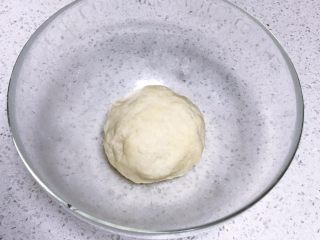 乳酪橙皮金钱小面包,简单的揉成面团即可。放置室温发酵2倍大后用，我是冷藏发酵12小时后取出用的。