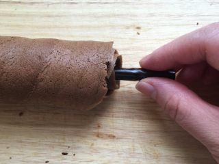 可可年轮蛋糕,直到卷到自己喜欢的厚度（我卷了三张），抽出筷子
