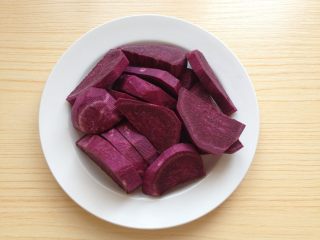 紫薯開花饅頭,紫薯去皮切厚片，放蒸鍋中蒸至軟爛
