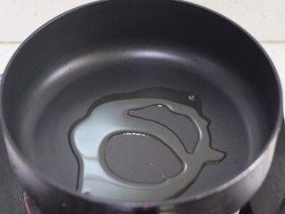 脆底煎饺（速冻饺子的救星）,不粘平底锅里放少许油，并且晃动锅子使食用油分布均匀