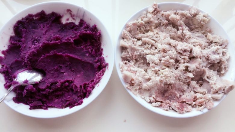 两色手感芋圆,紫薯和芋头拿出来用勺子碾成泥状