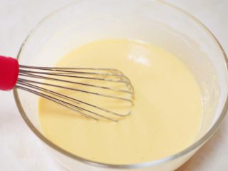 南瓜戚风蛋糕,以不规则手法搅拌至看不到粉状颗粒，蛋黄糊呈细腻顺滑状，放一旁待用