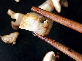 夏日西兰花菇粮,煎至两面金黄，关火装盘备用即可。