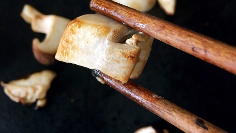 夏日西兰花菇粮,煎至两面金黄，关火装盘备用即可。