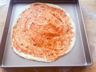 培根卷大虾披萨,用刷子涂抹披萨酱（切勿太多，太多会使饼皮与肉菜分离）