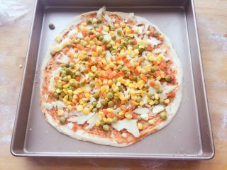 培根卷大虾披萨,撒一层杂蔬粒