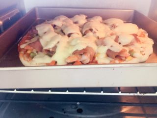 培根卷大虾披萨,烤箱中层，上火200度，下火180度烤制20min