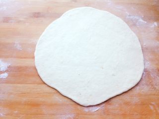 培根卷大虾披萨,将面团擀成一个直径25cm左右的面饼