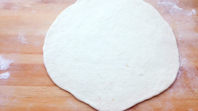 培根卷大虾披萨,将面团擀成一个直径25cm左右的面饼