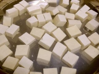 麻婆豆腐,锅中烧开水，加少许盐，放入豆腐块焯水一分钟左右，去除豆腥味。