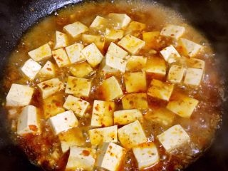 麻婆豆腐,水沸后稍煮一分钟左右倒入适量水淀粉勾薄芡。