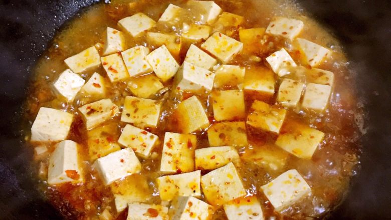 麻婆豆腐,水沸后稍煮一分钟左右倒入适量水淀粉勾薄芡。