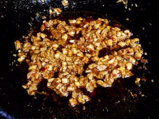 麻婆豆腐,炸到麻椒出香味且颜色微黄，捞出麻椒扔掉。
放入郫县豆瓣酱、姜末、蒜末小火炒到出红油，再放入肉末翻炒。