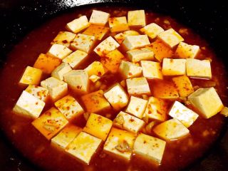 麻婆豆腐,倒入适量清水（我倒入了差不多上半碗），大火煮。