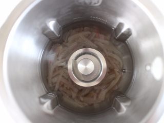 麻辣猪皮冻,将切好的猪皮倒入豆浆机内，然后将700ml凉水也加入其中。