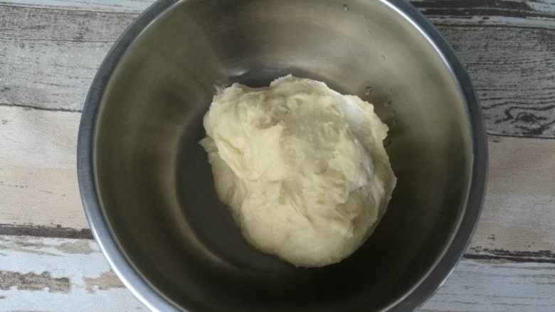 一次发酵软吐司,取出面团，付保鲜膜或装保鲜袋放入冰箱冷藏15分钟。