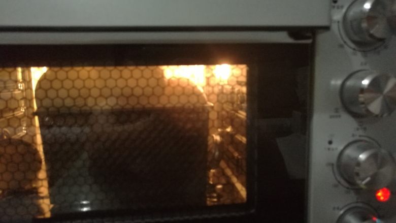 一次发酵软吐司,送入预热好的烤箱，上下火165度烘烤35分钟即可。（时间和温度仅供参考）