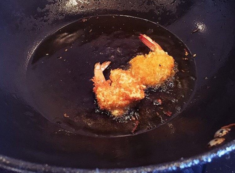 锦绣金丝虾球,放油锅里炸至金黄即可。