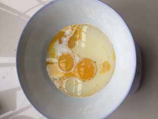 肉松小贝,把蛋黄，玉米油，牛奶放入盆中混合均匀