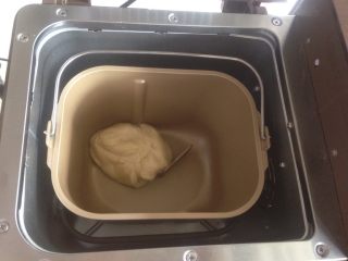 植物油版绿豆酥饼,用刮刀拌成面团，然后放入到面包机里，选择和面程序15分钟