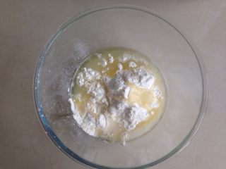 植物油版绿豆酥饼,将水油皮材料，中筋面粉110克，水44克，玉米油35克，细砂糖20克放入到盆里。