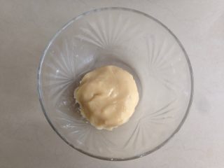 植物油版绿豆酥饼,用刮刀将其拌均匀，成面团，放冰箱冷藏30分钟