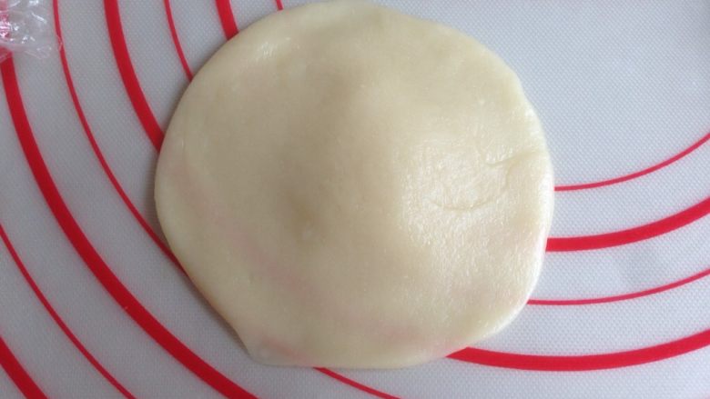 植物油版绿豆酥饼,将水油皮擀成圆形，旁边薄中间厚
