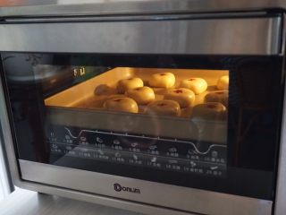 植物油版绿豆酥饼,放入已经预热好180度的烤箱倒数第二层，烘烤20至25分钟
