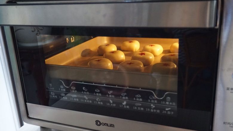 植物油版绿豆酥饼,放入已经预热好180度的烤箱倒数第二层，烘烤20至25分钟