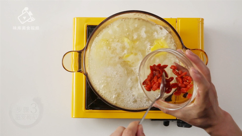 菠萝银耳羹，夏季必喝的美容养颜排毒汤,加入到锅内