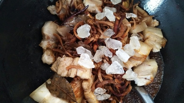 野菌菇烤肉,加入冰糖炒匀