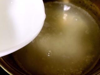 芒果西米露,大火煮开，转中火继续煮，让西米在沸腾的水里翻滚，这样不容易糊锅，大约煮五分钟左右，调大火加入冷水混合均匀。