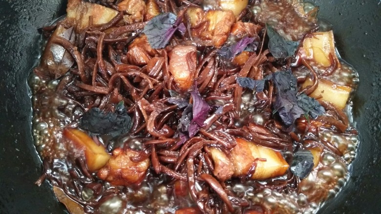 野菌菇烤肉,加点紫苏叶，大火收汁