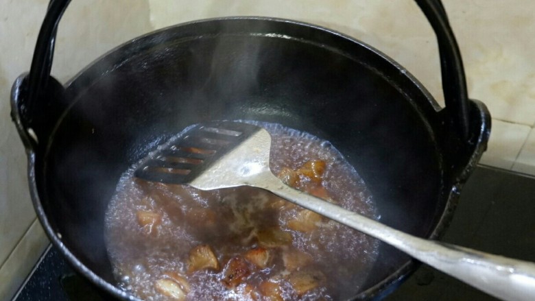 遗失的美好 腊肉茄子炒辣椒,加水没过肉块，小火炖五到十分钟
