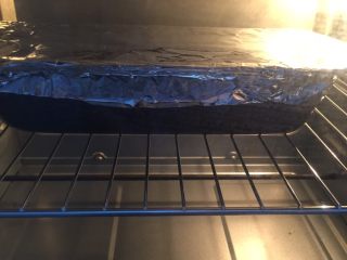 蔓越莓椰蓉千层吐司,烤箱预热180度，上下火中层烤制。等表面上色后，盖上锡纸。烤30分钟到35分钟即可。