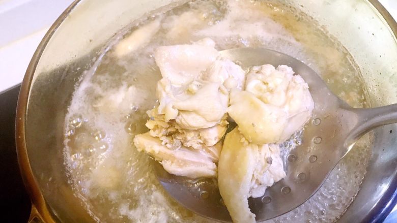 海参椰子鸡,水煮沸后撇入浮沫，捞出冲洗干净