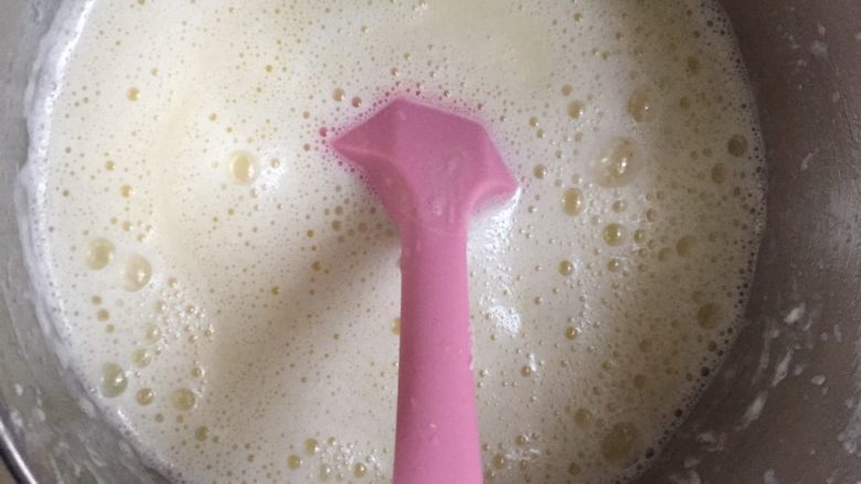 奶油火龙果熊爪冰棍,晾凉后的纯牛奶加入打发的淡奶油中，搅拌均匀，无颗粒状态即可。