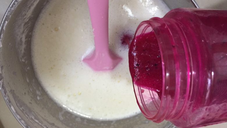 奶油火龙果熊爪冰棍,把火龙果汁加入到奶油糊中搅拌。
