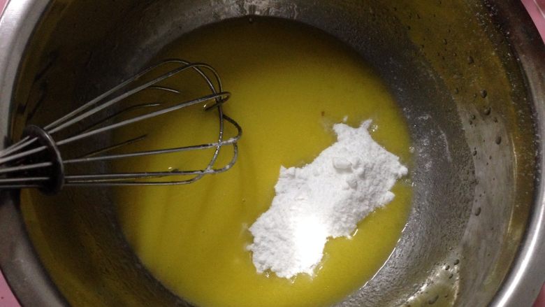 玉枕蛋糕,加入清水，用手动打蛋器搅拌均匀后加入糖粉