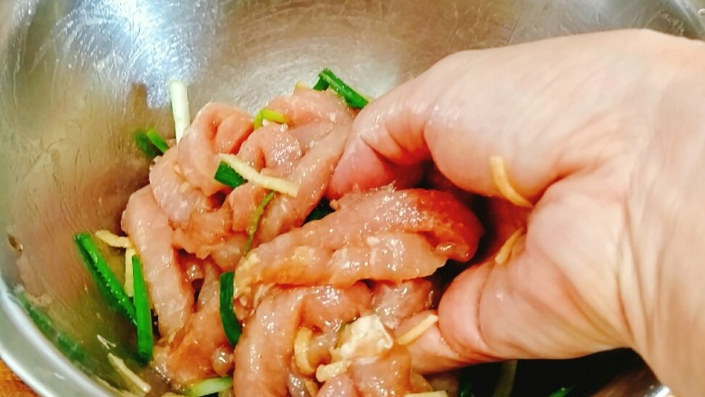 干炸酥肉王,用手把调料抓匀，至少腌30分钟！