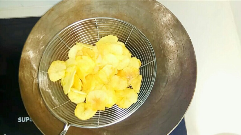 自制薯片,炸到土豆片金黄干脆就可以捞出沥油。