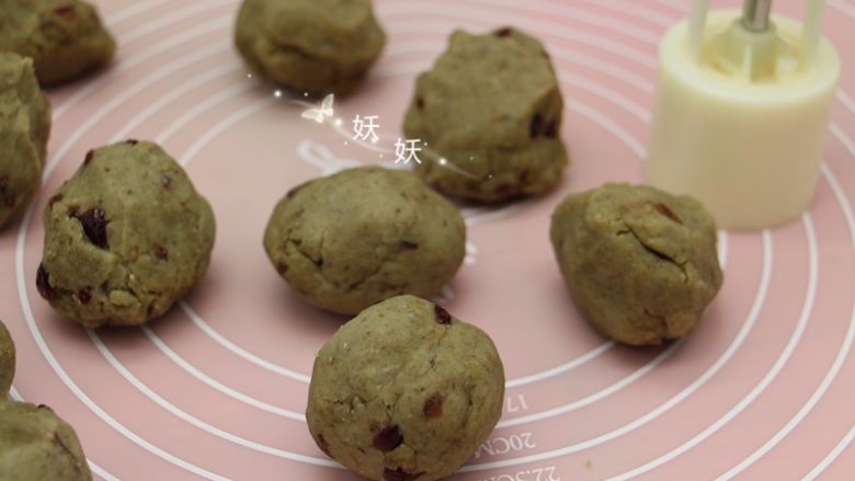 蔓越莓绿豆糕,备一个月饼模具，将绿豆沙分成适合自己模具的大小。