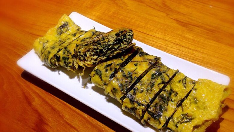 紫蘇蛋捲,裝盤後撒上一點胡椒鹽就是高級日式料理難見的紫蘇蛋捲