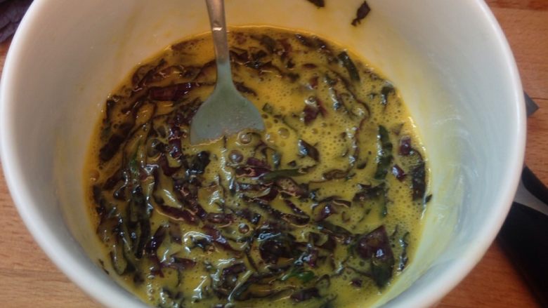 紫蘇蛋捲,拌勻加入少許鹽巴調味，喜歡胡椒味的也可以加點