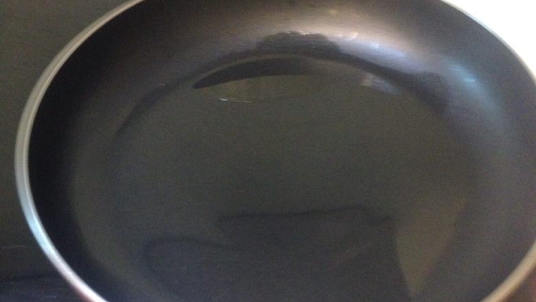 紫蘇蛋捲,平底不沾鍋放少許油熱鍋